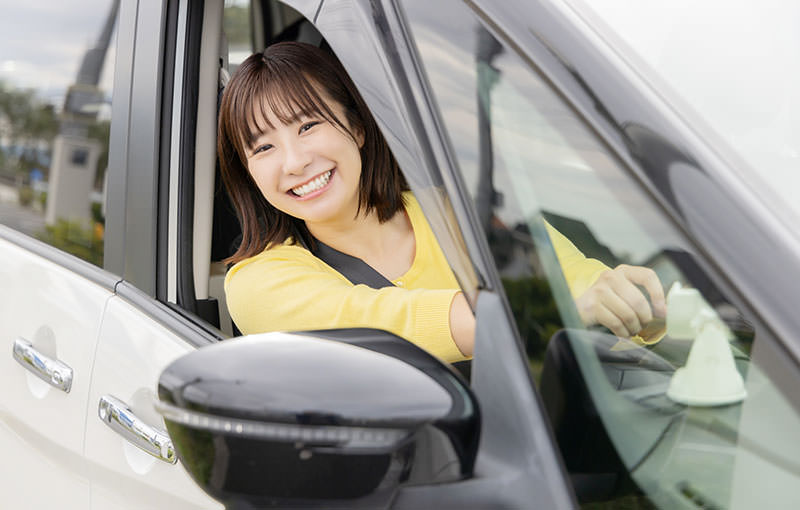 運転する女性