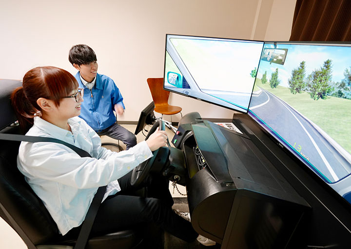 四輪シミュレーター室