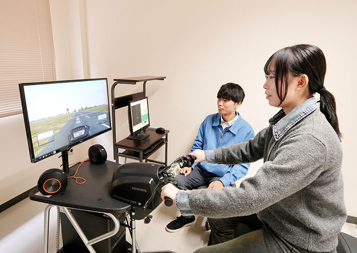 二輪シミュレーター室