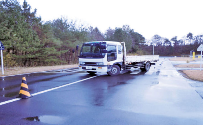 パイロンスラローム走行