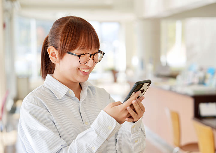 スマートフォンを操作する